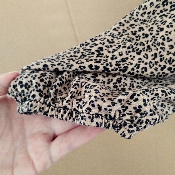 Urban Romantics smocked babydoll style long sleeve, size M, leopard print, rayon - Picture 5 of 5